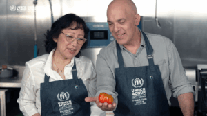 Felicitas cuenta en Recetas con Esperanza que llegó a Argentina tras huir por la fuerza de Lima, Perú, dejando allí a sus hijos. Gracias al apoyo de ACNUR pudo reunirse con ellos otra vez
