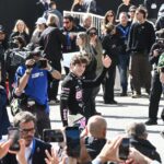 Colapinto se convertirá en el primer argentino en manejar un F1 por el asfalto porteño y hará cuatro salidas al circuito callejero. La primera será a las 12.45, la segunda a las 14.30, otra a las 15.15 y el final, a las 15.55 en un bus descapotable.