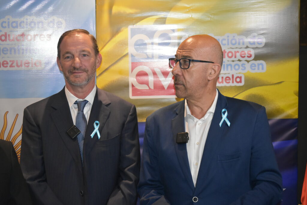 Patricio Passet, presidente de la APAV, y Oscar Laborde, presidente del Consejo Consultivo de dicha institución.  Foto cortesía APAV