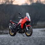 Moto Morini suma una nueva configuración a su line up: X-CAPE 700 Gold Edition. Actitud adventure y llantas doradas.